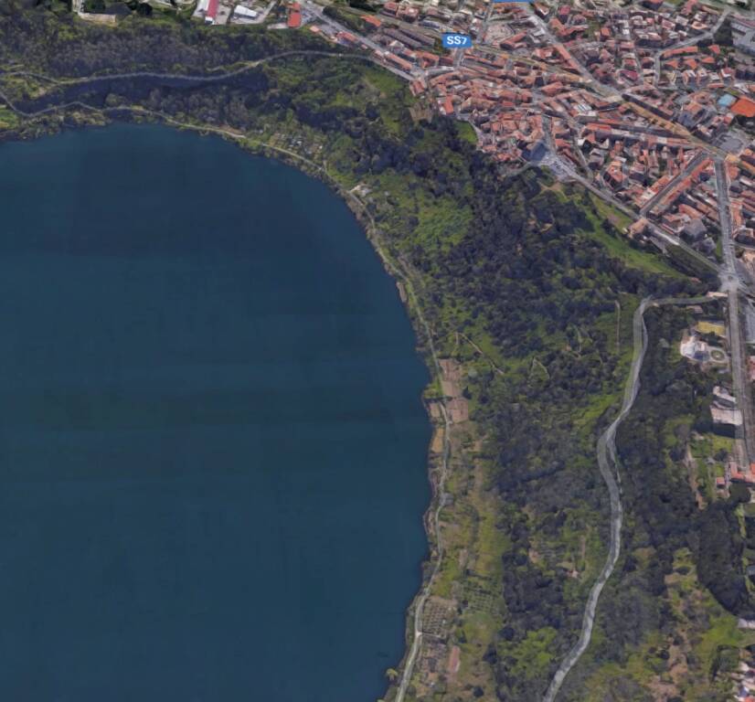 lungo lago genzano