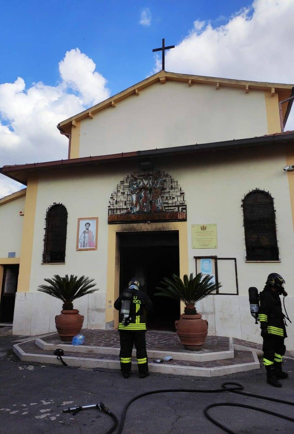 Incendio ex chiesa San Giuseppe Pavona