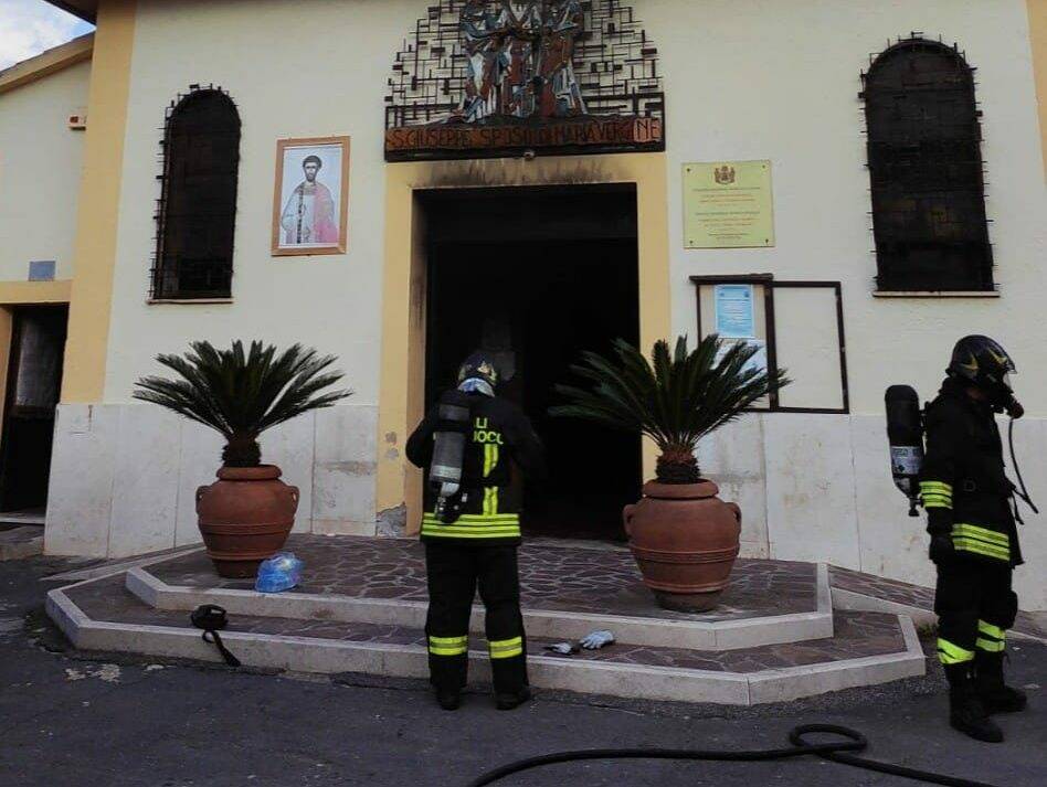 Incendio ex chiesa San Giuseppe Pavona