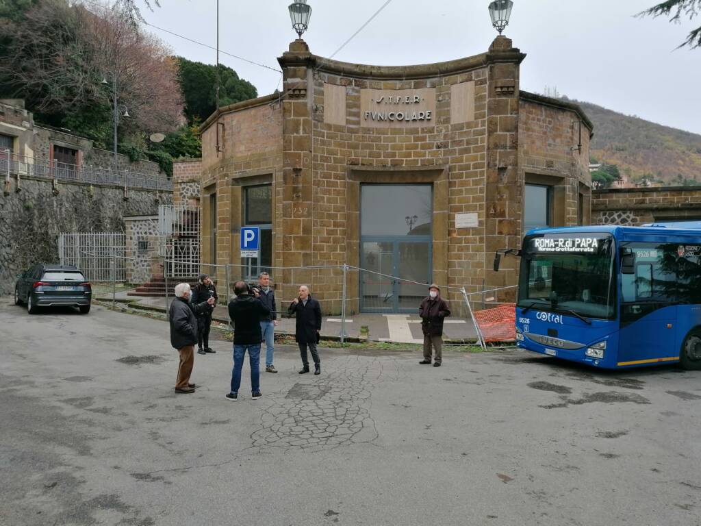 Ghione funicolare rocca di papa_ striscia la notizia