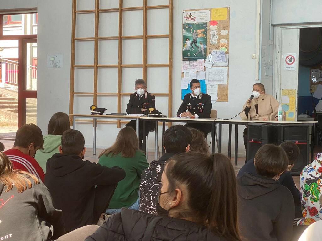 carabinieri scuola lariano