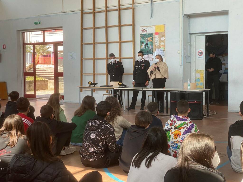 carabinieri scuola lariano