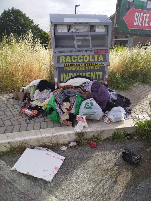 Marciapiedi infestati a Genzano