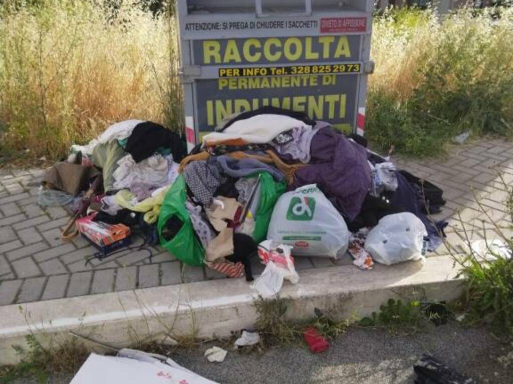 Marciapiedi infestati a Genzano