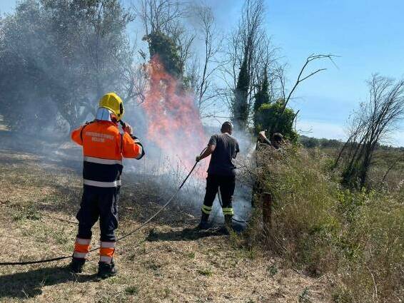 VELLETRI INCENDIO NEI PRESSI DELL'EX CAVA DI POZZOLANA