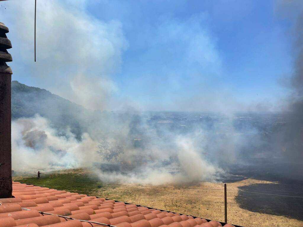 INCENDIO A GENZANO - LE OPERAZIONI DI SPEGNIMENTO A CURA DEL Gruppo Comunale Volontari di Protezione Civile Genzano Di Roma