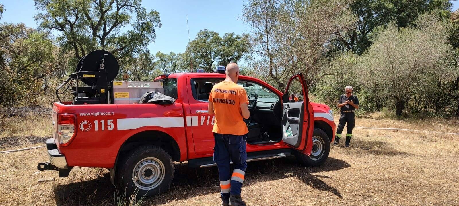 Incendio Pomezia, sul posto anche i Vigili del Fuoco di Marino e Nemi e la Protezione Civile di Albano e Genzano