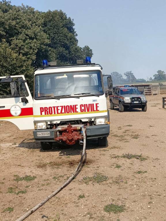 Incendio Pomezia, sul posto anche i Vigili del Fuoco di Marino e Nemi e la Protezione Civile di Albano e Genzano