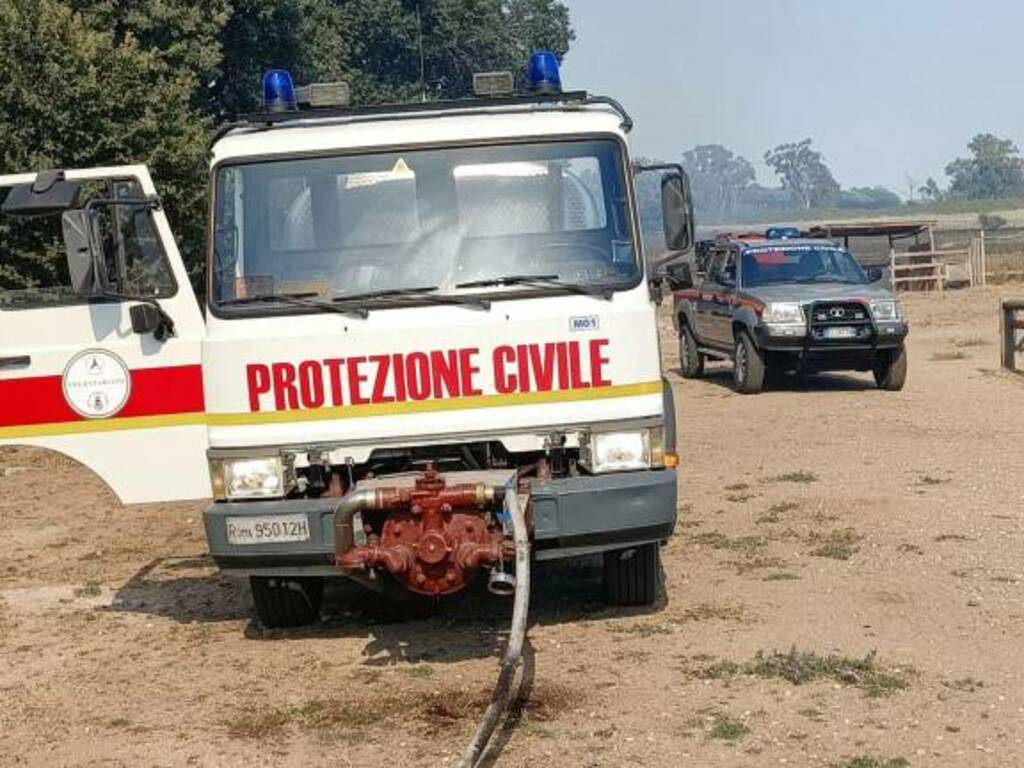 Incendio Pomezia, sul posto anche i Vigili del Fuoco di Marino e Nemi e la Protezione Civile di Albano e Genzano