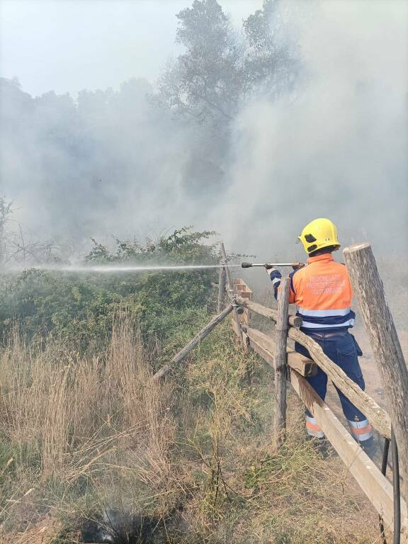 Incendio Pomezia, sul posto anche i Vigili del Fuoco di Marino e Nemi e la Protezione Civile di Albano e Genzano