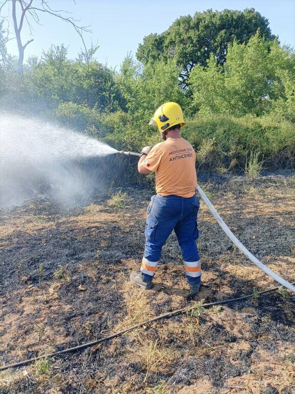 Incendio Pomezia, sul posto anche i Vigili del Fuoco di Marino e Nemi e la Protezione Civile di Albano e Genzano