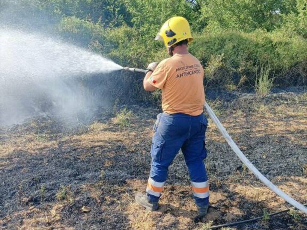 Incendio Pomezia, sul posto anche i Vigili del Fuoco di Marino e Nemi e la Protezione Civile di Albano e Genzano