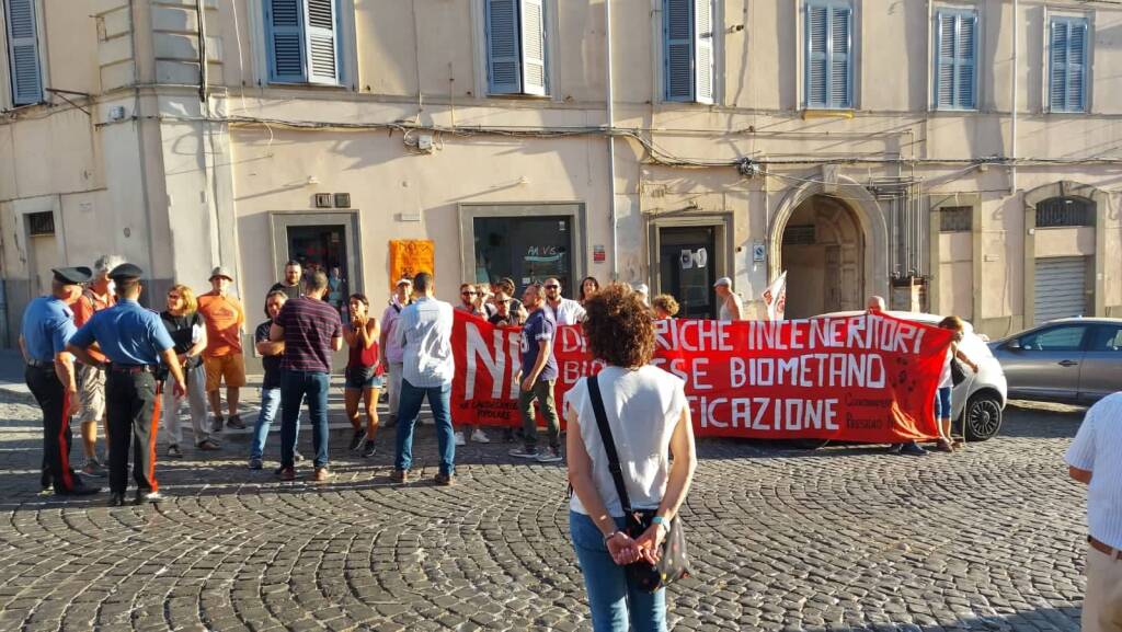 manifestazione contro zingaretti genzano