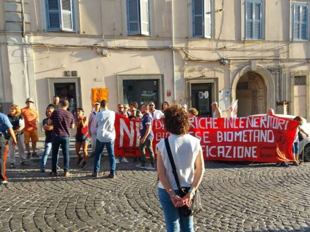 manifestazione contro zingaretti genzano