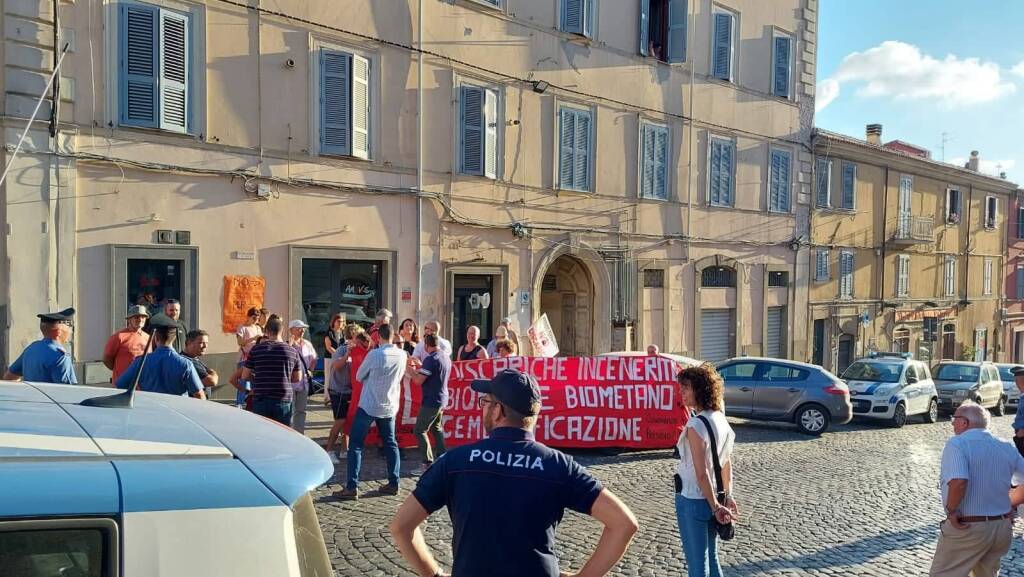 manifestazione contro zingaretti genzano