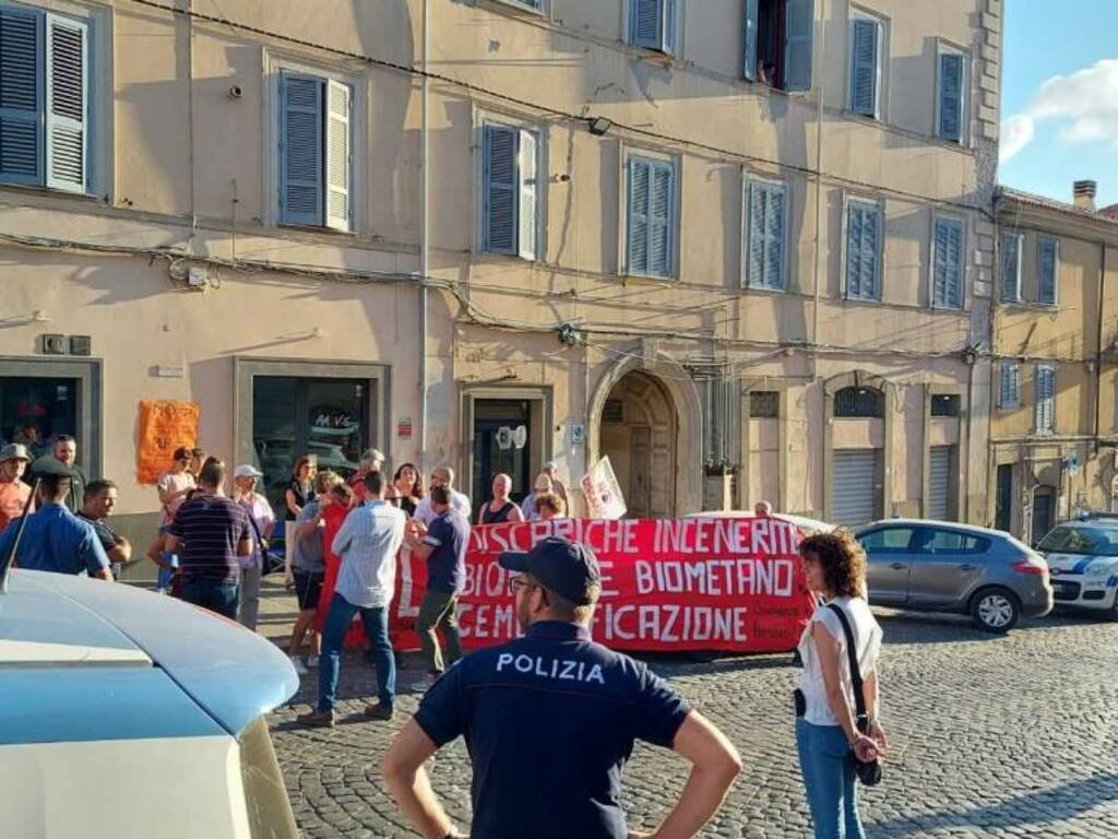 manifestazione contro zingaretti genzano