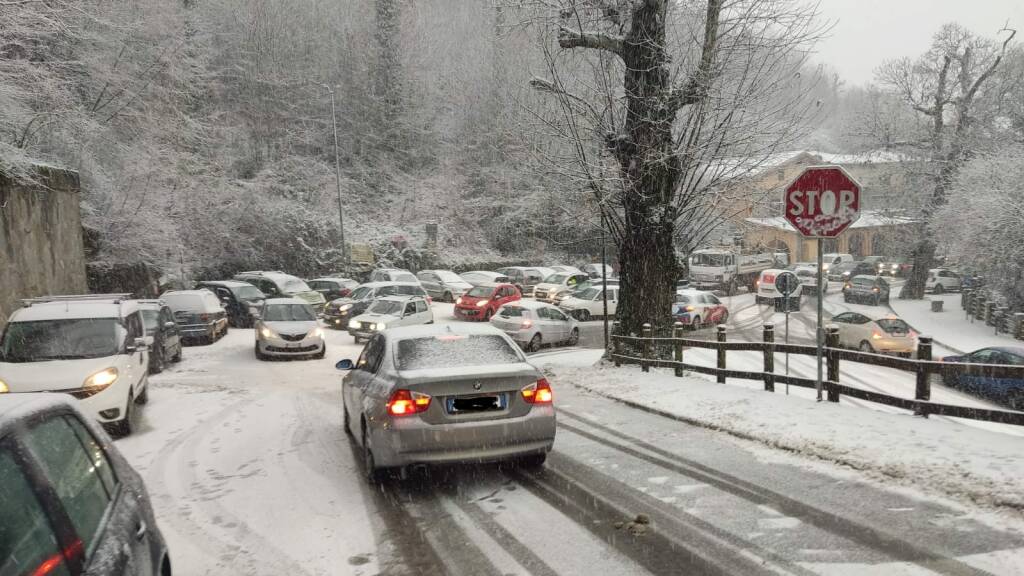 NEI CASTELLI ROMANI IN CORSO UNA FITTA NEVICATA: LA NEVE IMBIANCA DIVERSI PAESI