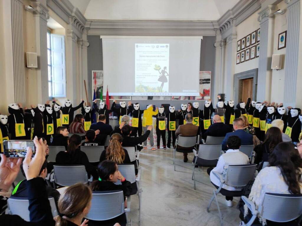 Velletri, alla Scuola Marcelli inaugurata la Panchina gialla. Per la Giornata della Donna protagonisti anche gli studenti della Velletrano