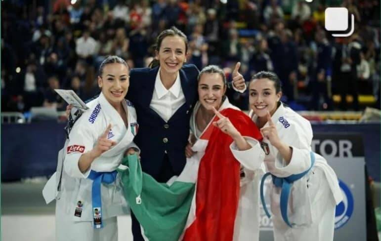 Noemi Nicosanti Campionessa Europea di karate nella specialità kata a squadra con le compagne di squadra e l’allenatrice Sara Battaglia