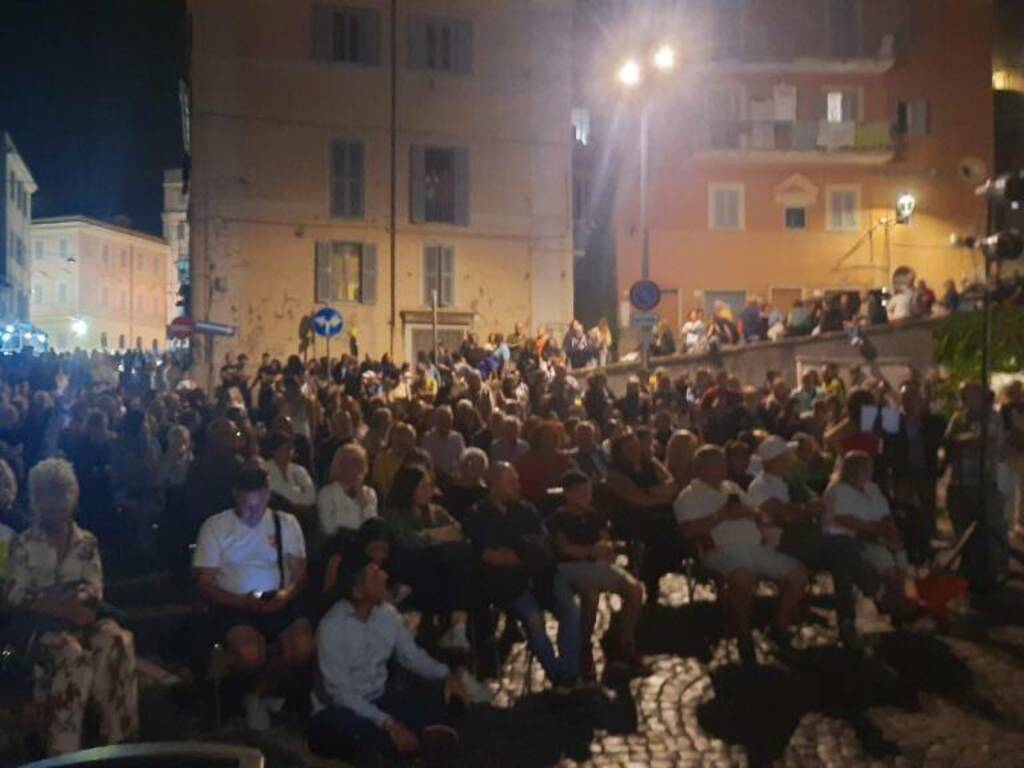 Genzano, tanti applausi per lo spettacolo dei Grezzi per Caso in dialetto genzanese (FOTO)