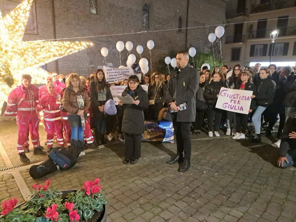 Albano, in tanti in piazza San Pietro per invocare verità e giustizia per Giulia Capraro (FOTO)