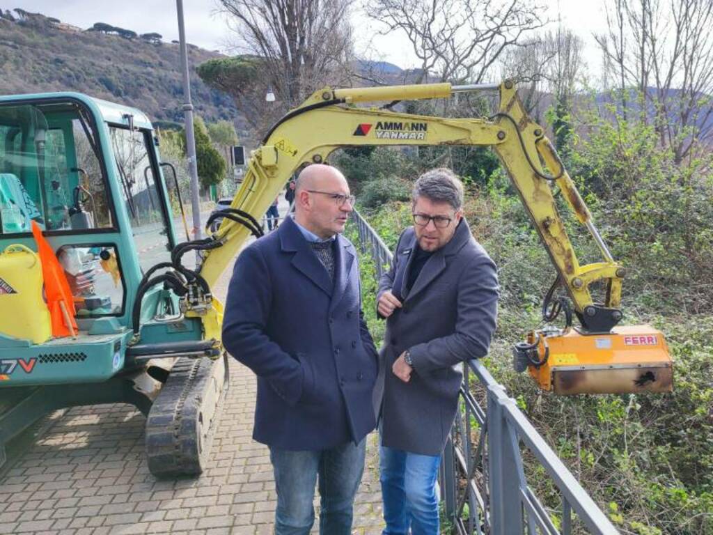 A Castel Gandolfo, sul lungolago Albano, partita la pulizia dei rifiuti (FOTO)