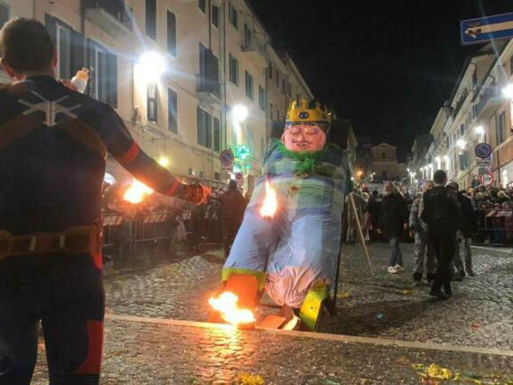 Genzano, gran chiusura per il Carnevale Genzanese 2024 con la cremazione di Re Carnevale (FOTO)