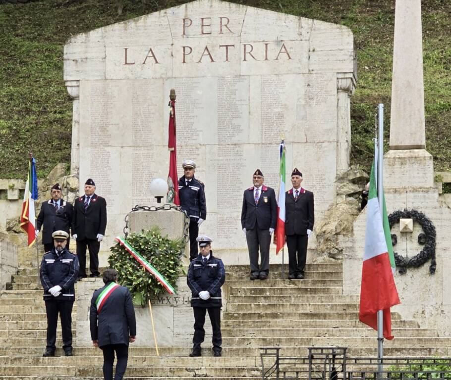 Velletri ha celebrato la Festa della Liberazione: la cerimonia del 25 Aprile al Monumento ai Caduti (FOTO)