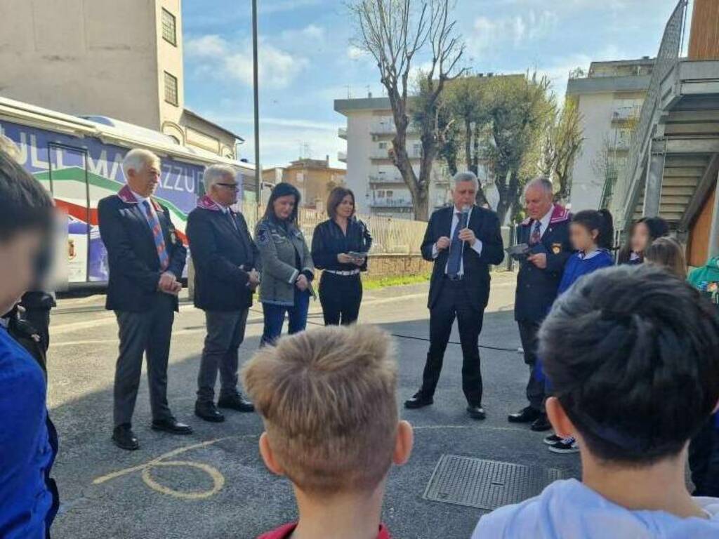 Velletri, il Pullman Azzurro della Polizia di Stato ha fatto tappa alla Scuola Marcelli (FOTO)